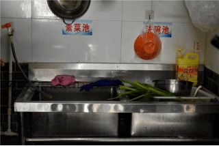 食安蚌埠，每周查餐飲丨現在堂食用餐安全嗎？走，蚌埠市市場監管局帶你深入餐廳后廚查查看